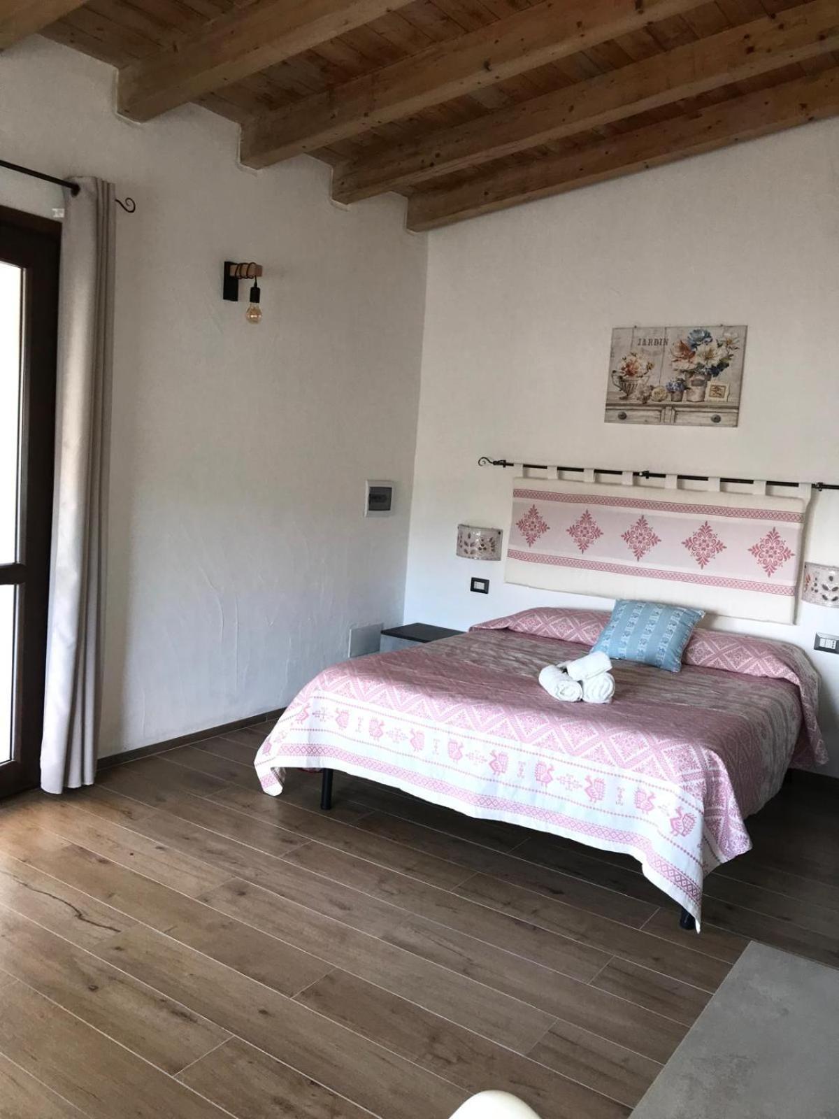 La Fragola In Campagna 6 K M Da San Pantaleo 호텔 외부 사진